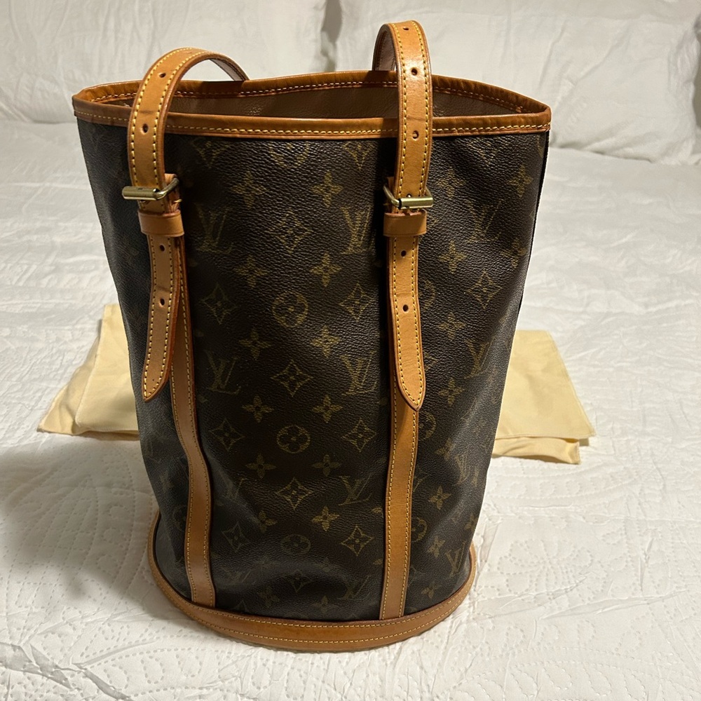 Authentic, Vintage Louis Vuitton monogram Bucket Bag GM with pochette.